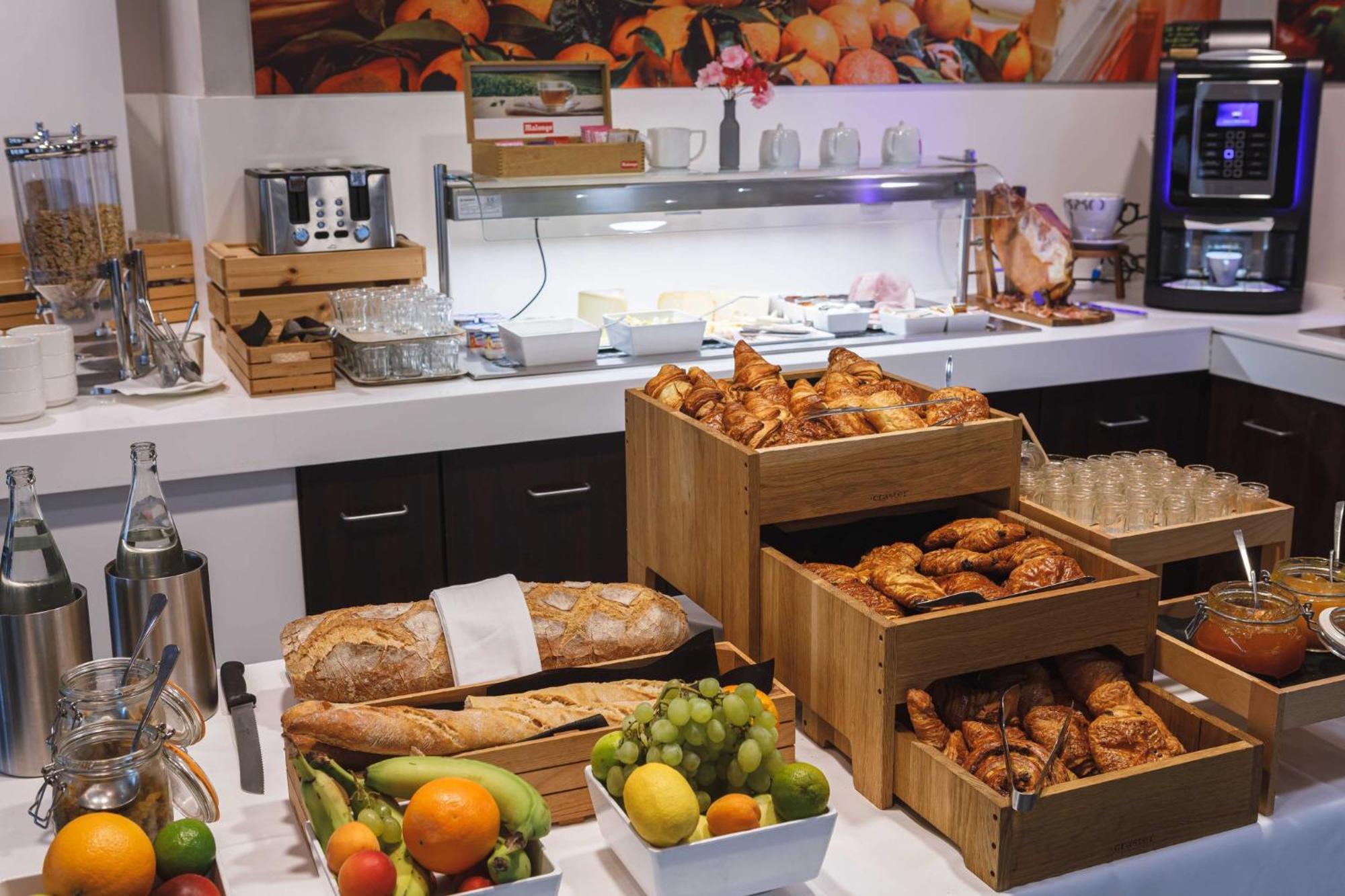 Centre By Ihg Hotel 4*